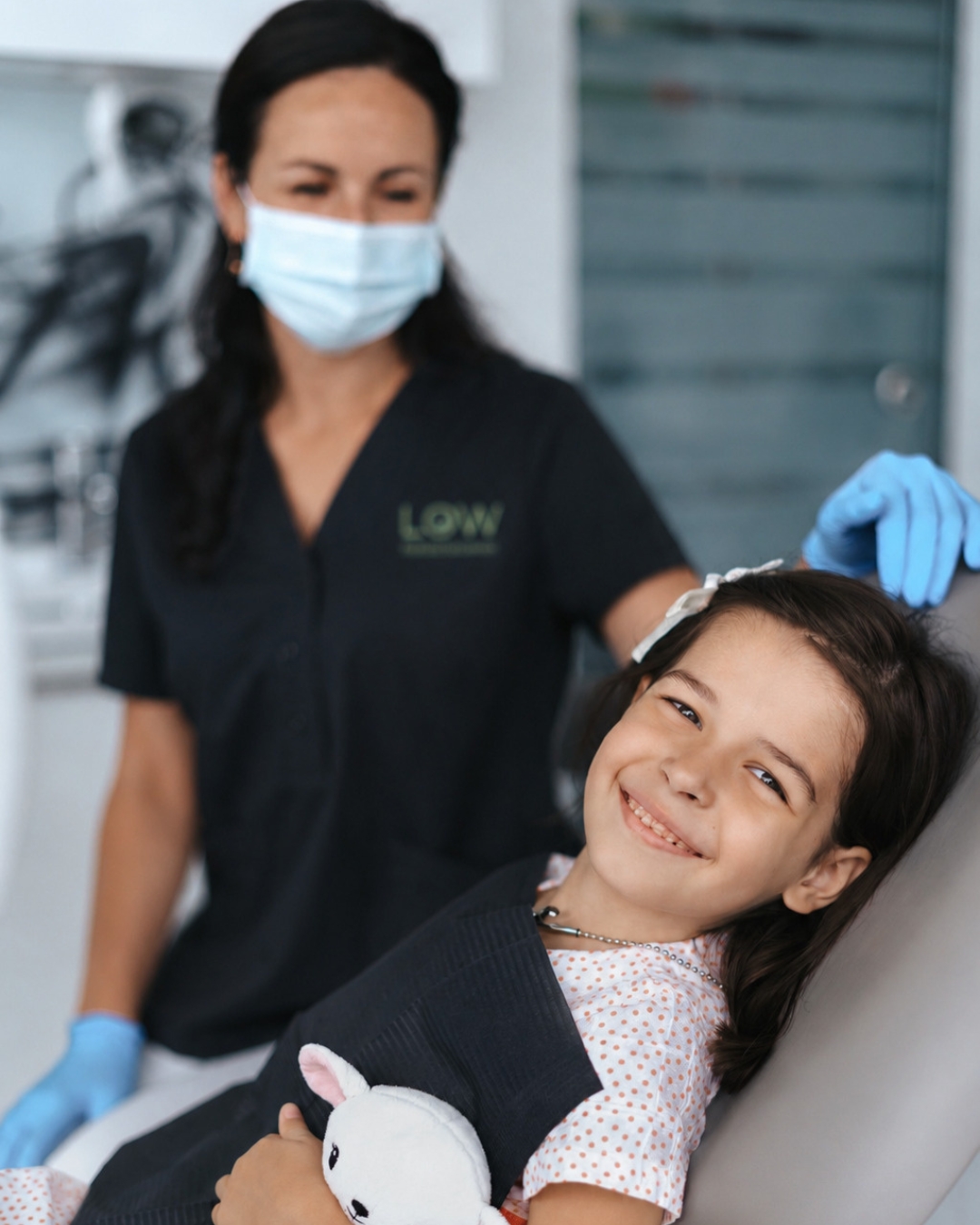 Paciente sonriendo durante una consulta en Low Clínicas Dentales